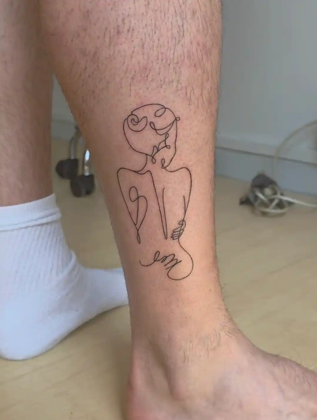 Tatouage figure abstraite minimaliste - silhouette fine line épurée