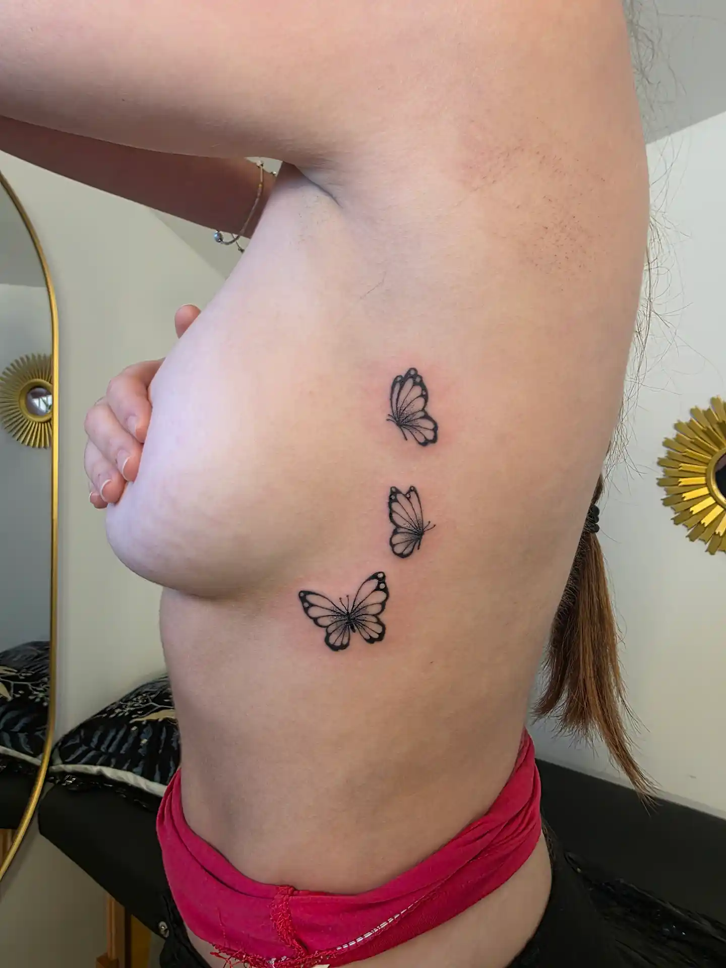 Tatouage cascade de 3 papillons - fine line symétrique et fluide