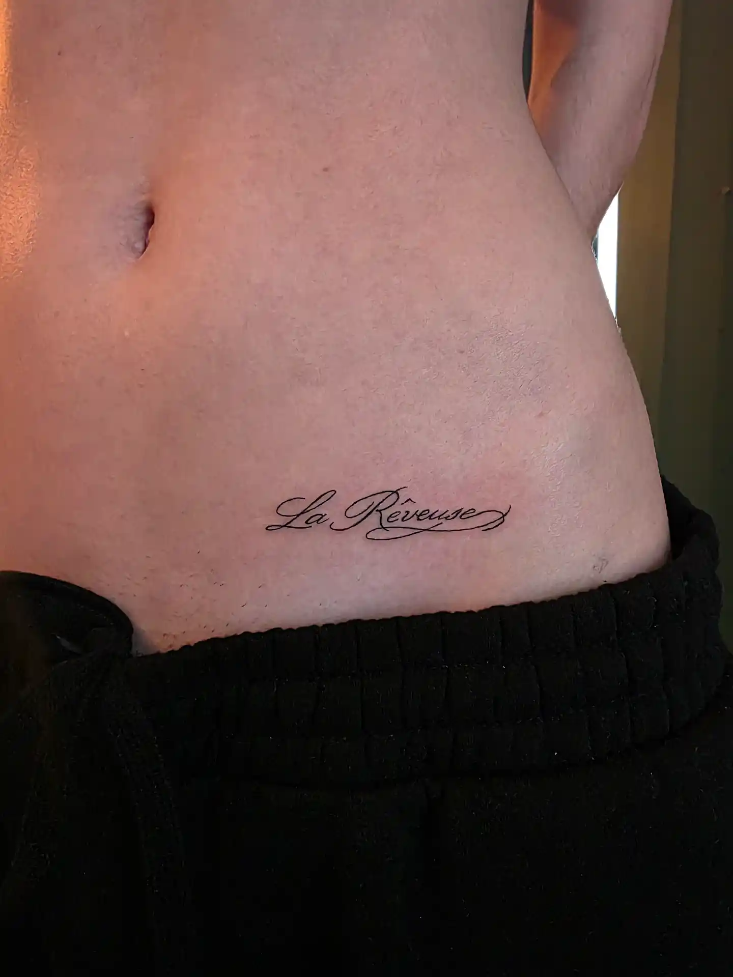 Tatouage "La Rêveuse" en cursive fine line - élégance épurée