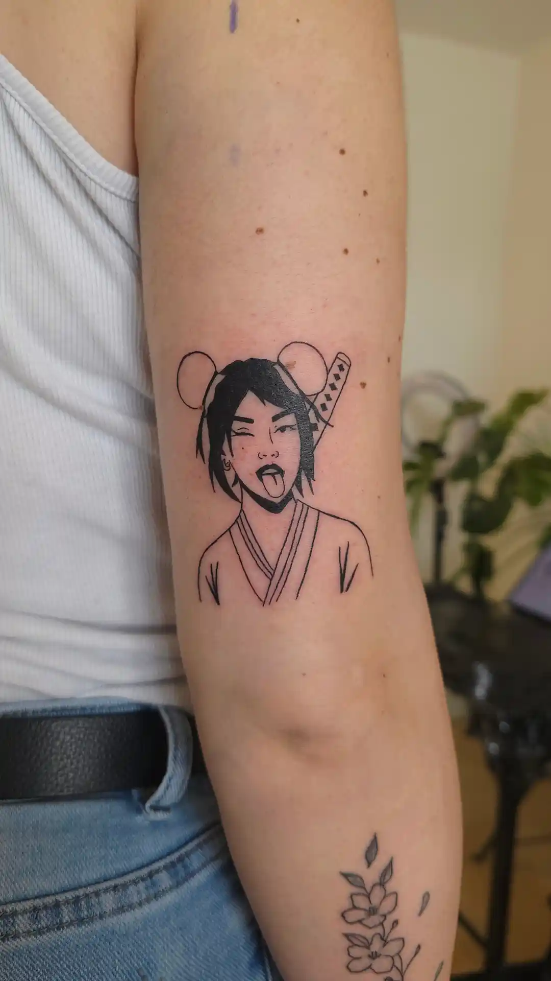 Tatouage personnage japonais avec bun ears - style dark-pop