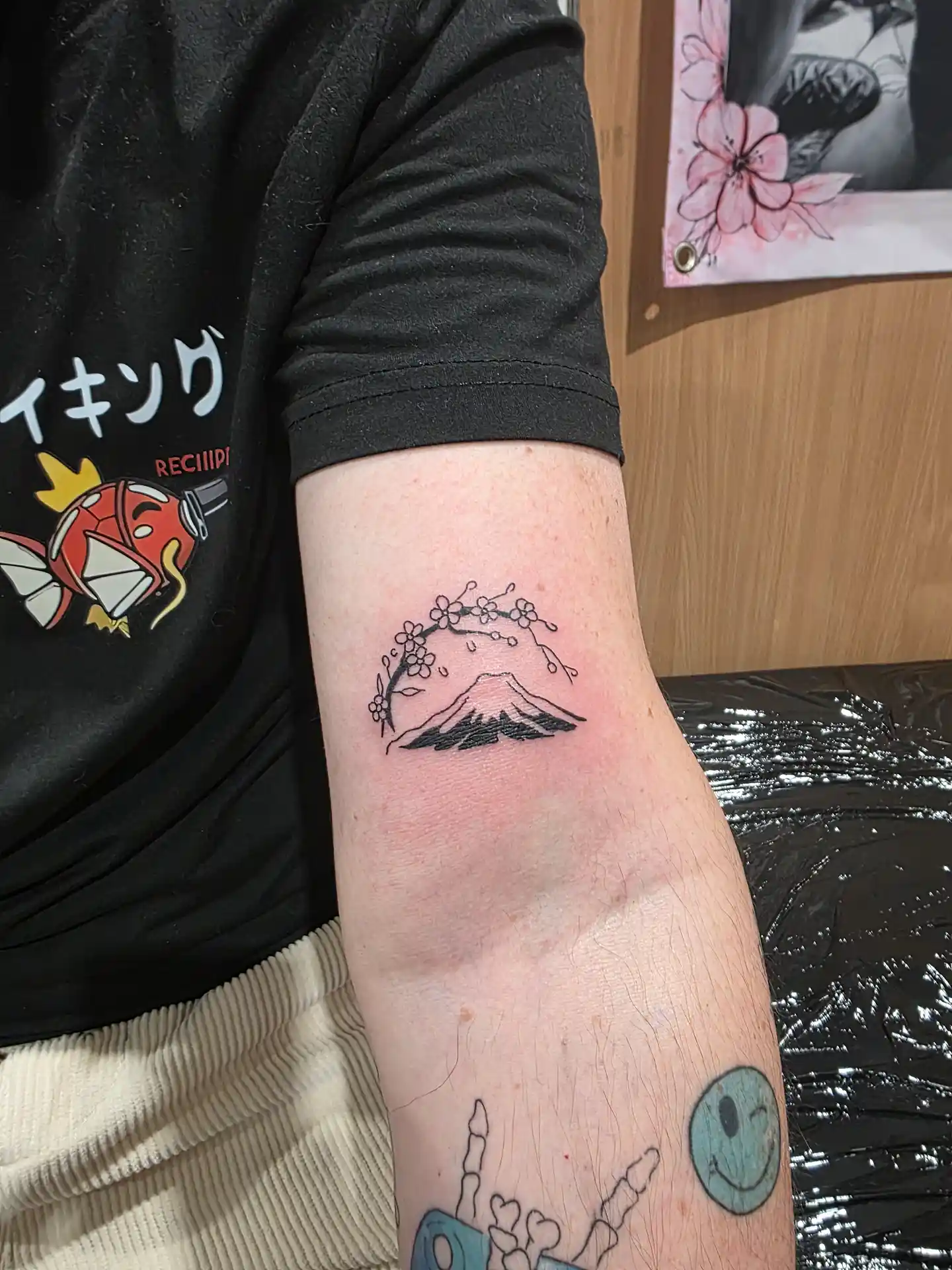 Tatouage mont Fuji avec cerisiers - style japonais fine line