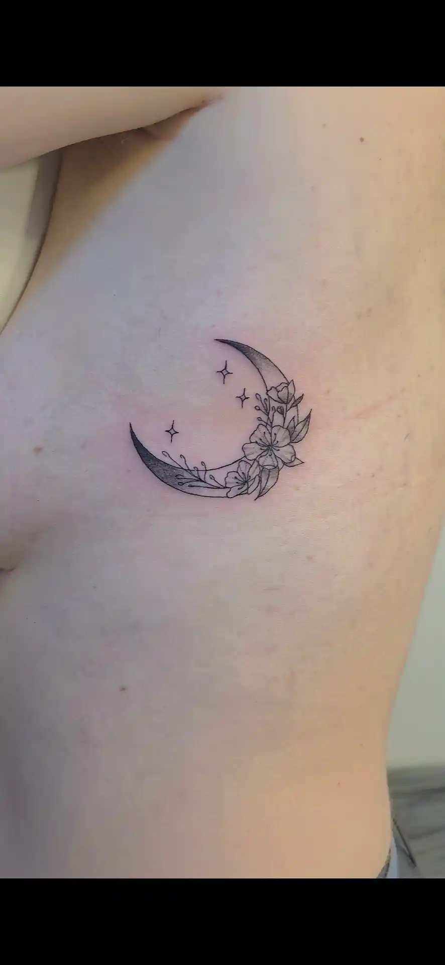 Tatouage lune avec cerisiers - floral fine line et symbole lunaire