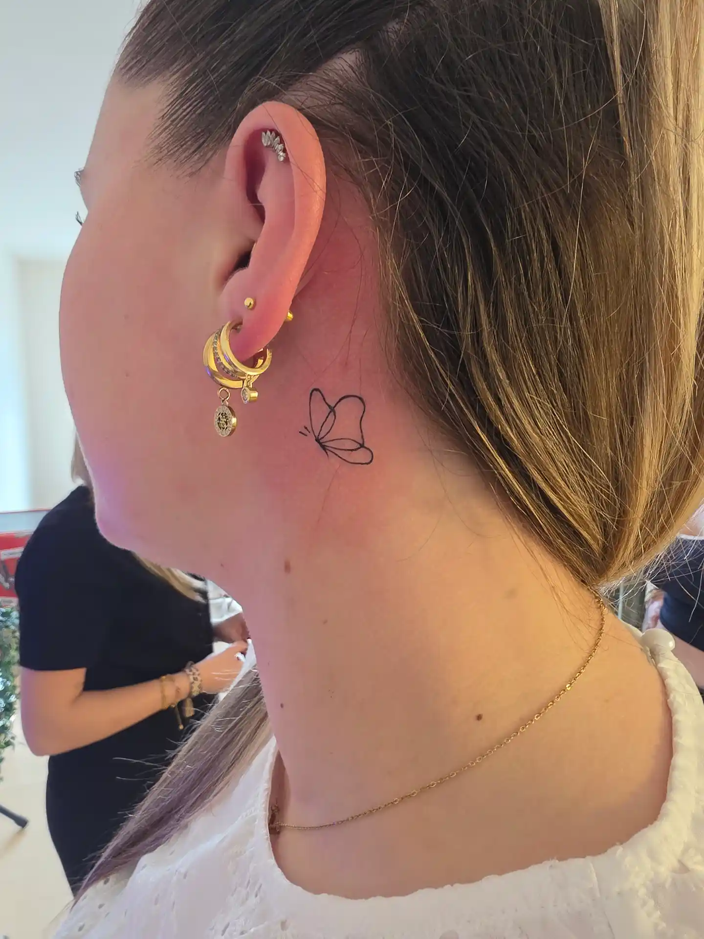 Tatouage papillon sur le cou - fine line délicate et discret