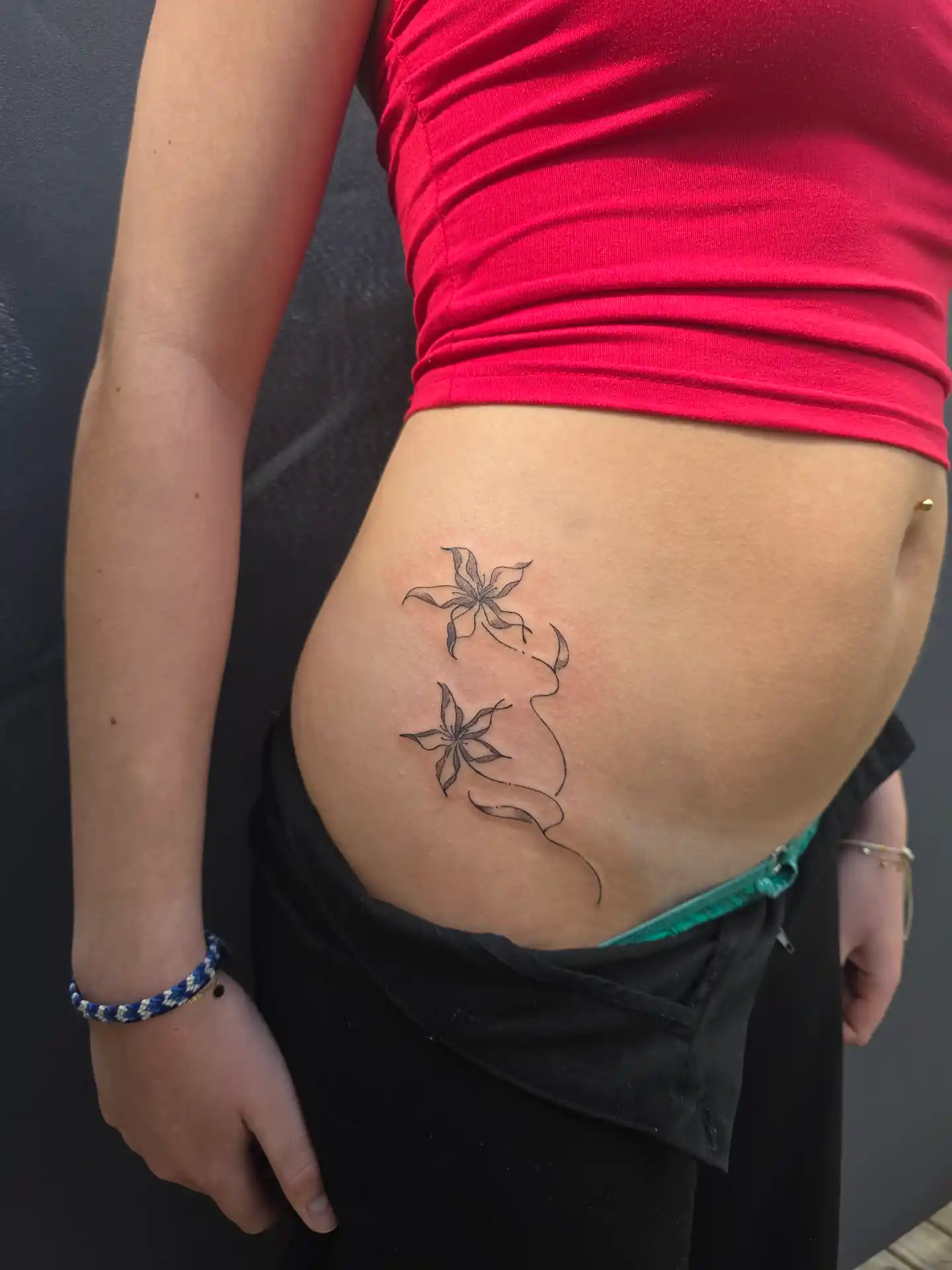Tatouage fleurs étoilées sur le ventre - motifs botaniques délicats