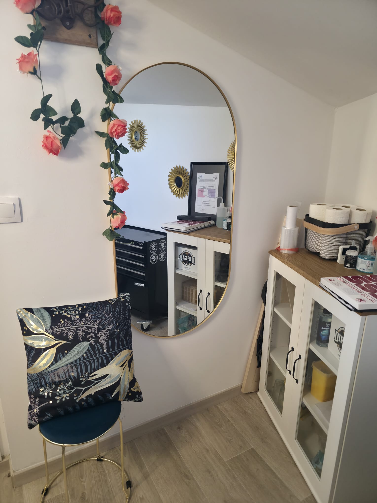 Espace accueil du studio Holly Tattoo à Saint-Révérend, miroir doré