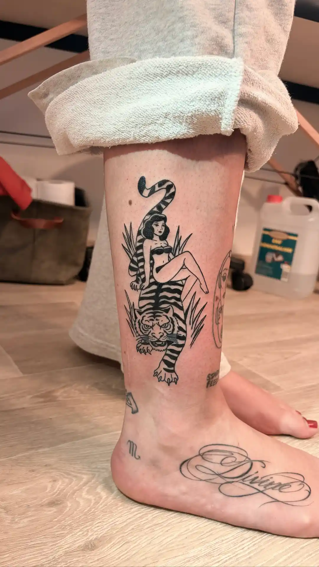 Tatouage femme avec serpent et tigre - style dark-pop et mythologique