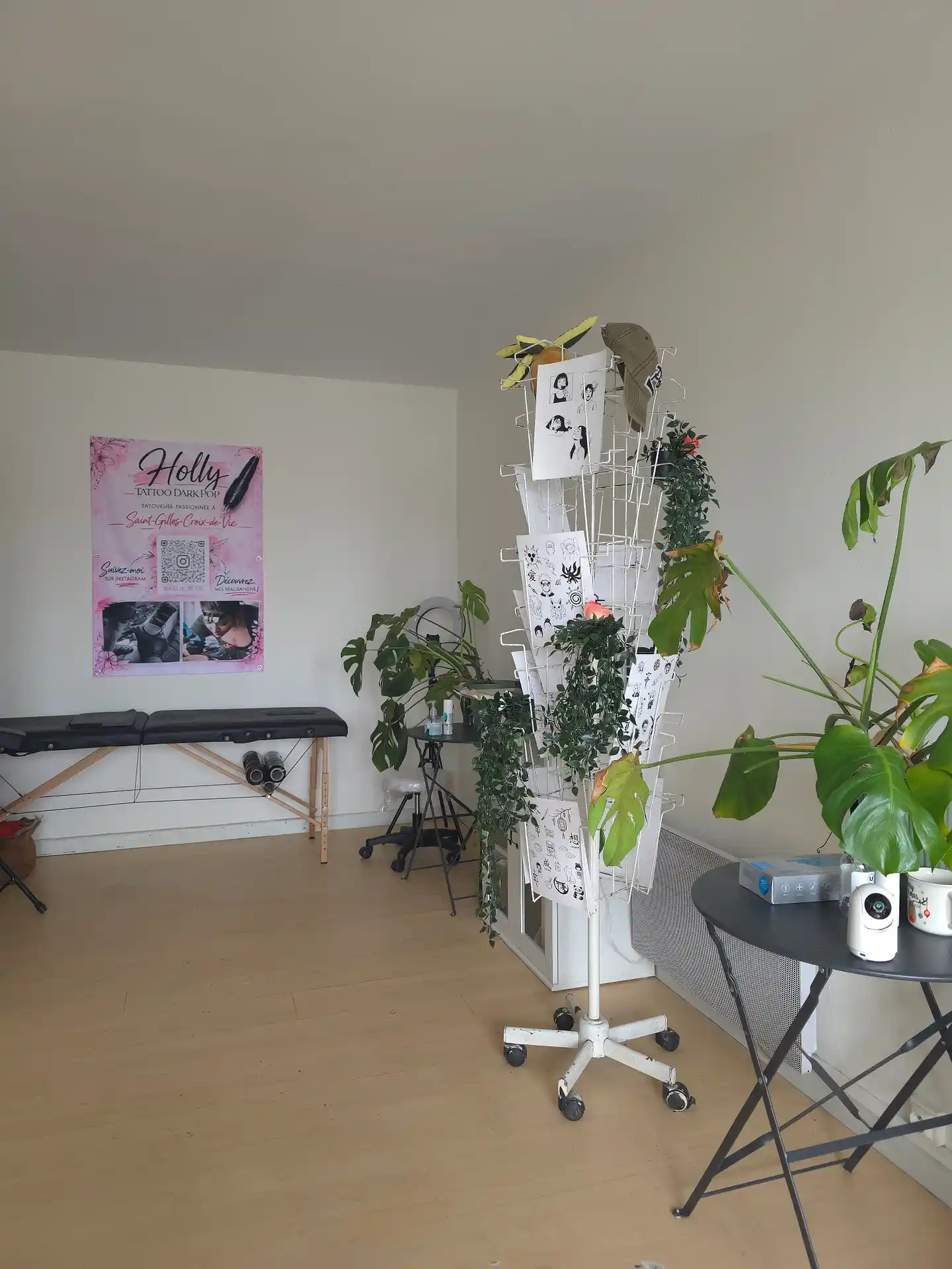 Studio Holly Tattoo à Saint-Gilles-Croix-de-Vie avec présentoir de flashs